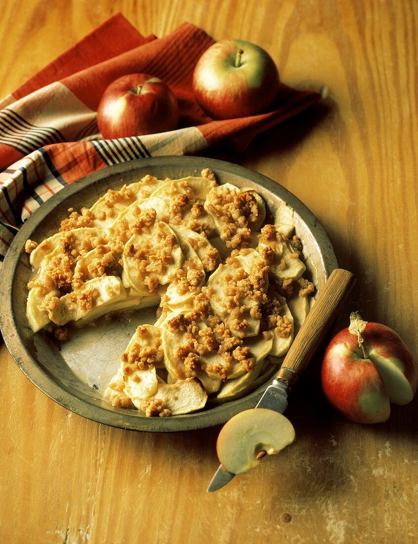 Apfelkuchen mit Streuseln in Pie-Form; Deko: frische Äpfel