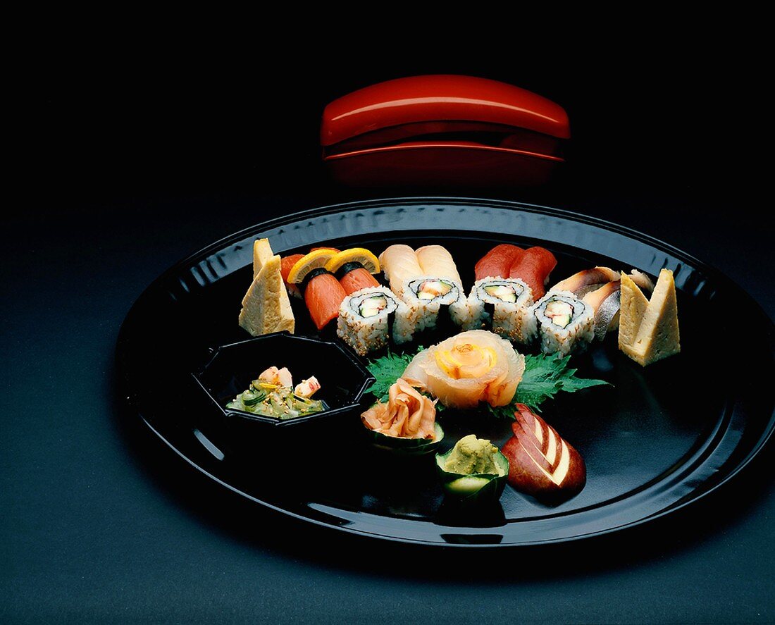 Verschiedene japan. Vorspeisen auf einem Teller (Sushi etc.)