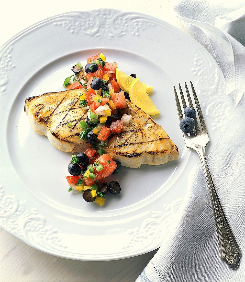 Gegrilltes Schwertfischfilet mit Blaubeer-Gemüse-Salsa