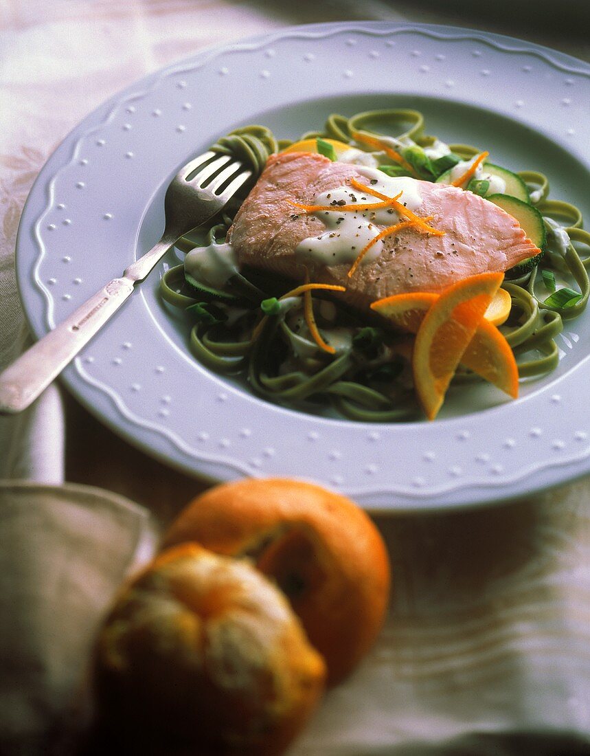 Pochierter Lachs mit Sahnesauce auf Spinatnudeln mit Zucchini