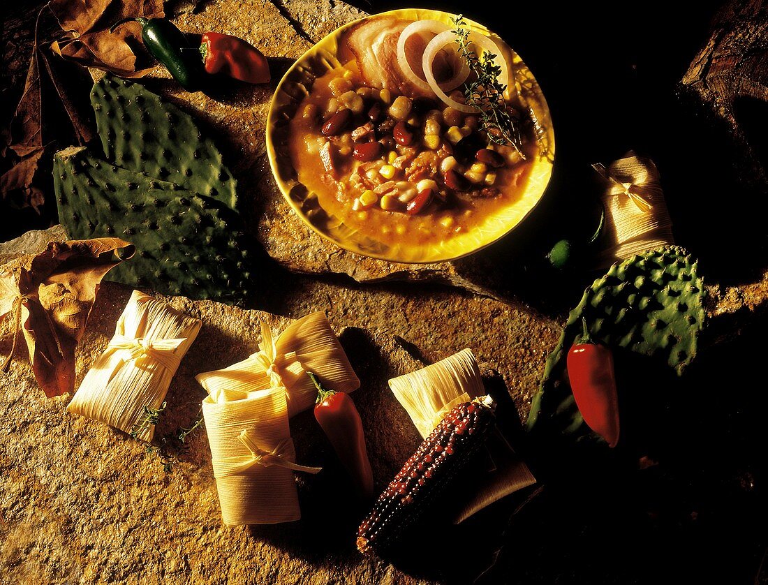 Mexikanischer Bohneneintopf & Maisstrohpäckchen (Tamales)