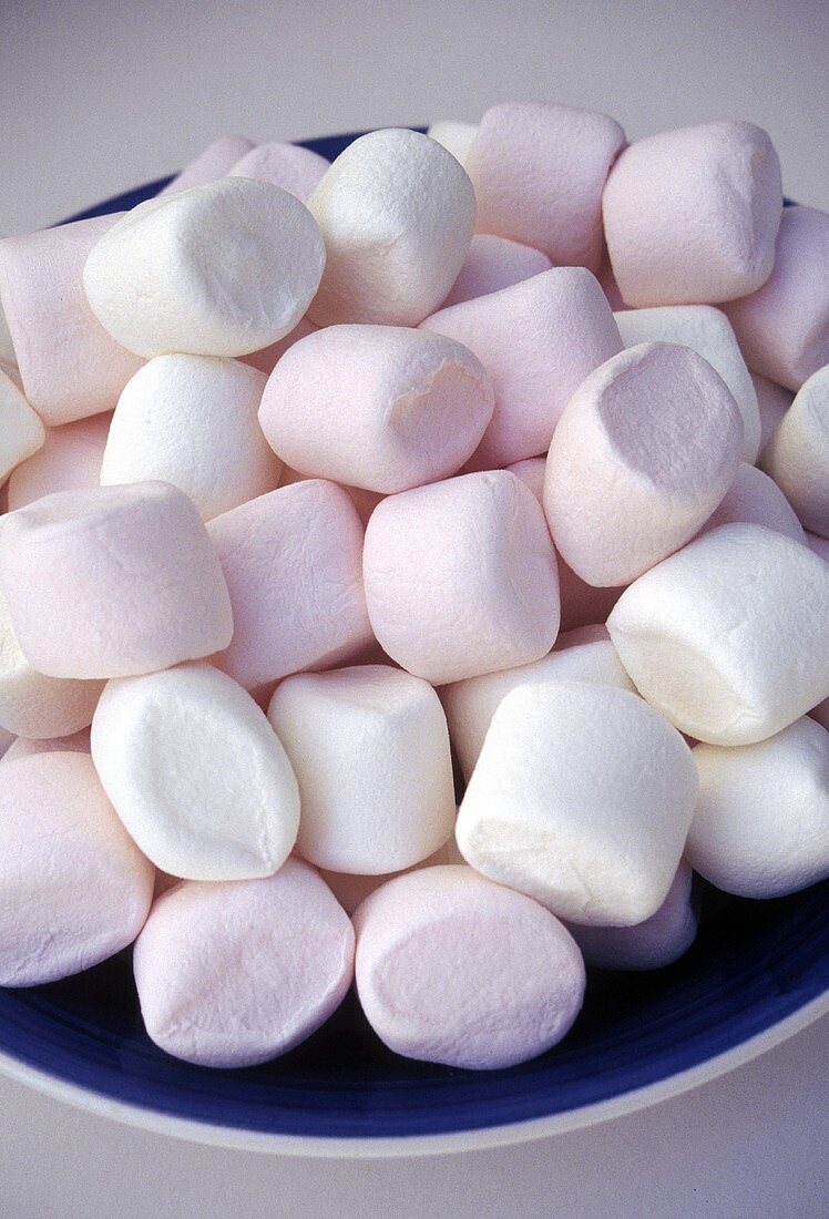 Rosa und weiße Marshmallows auf einem Teller