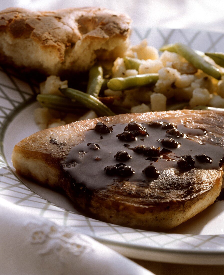 Schwertfischsteak mit Balsamico-Kapernsauce, Gemüse und Brot