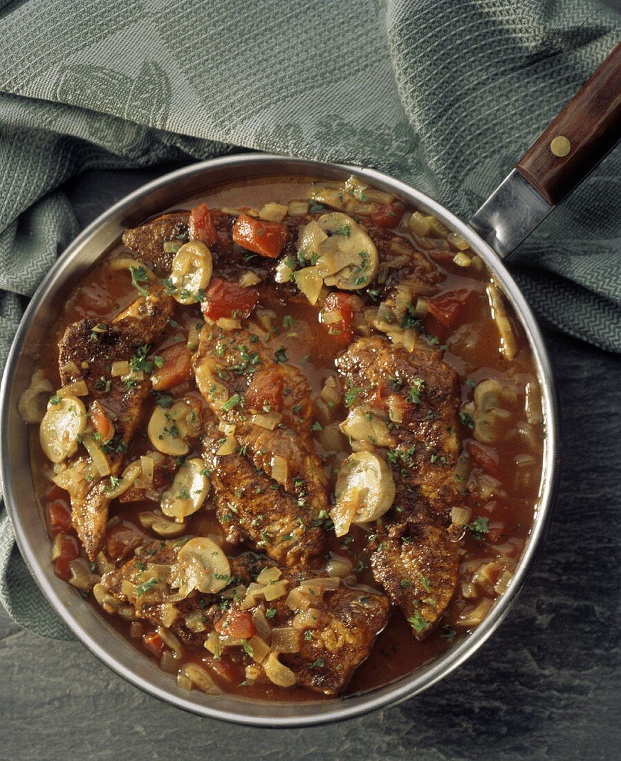 Hähnchen Jägerart mit Pilzen, Zwiebeln und Tomaten in Pfanne