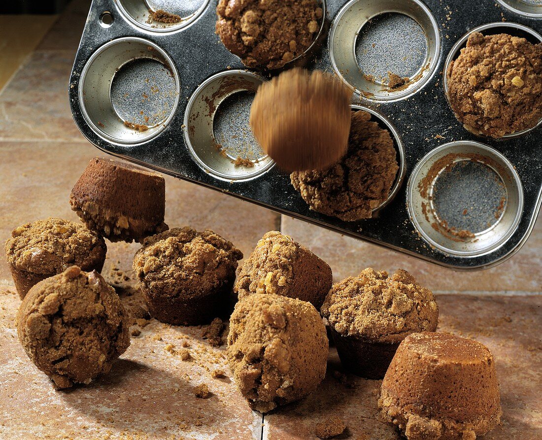 Frisch gebackene Lebkuchenmuffins fallen aus dem Muffinblech