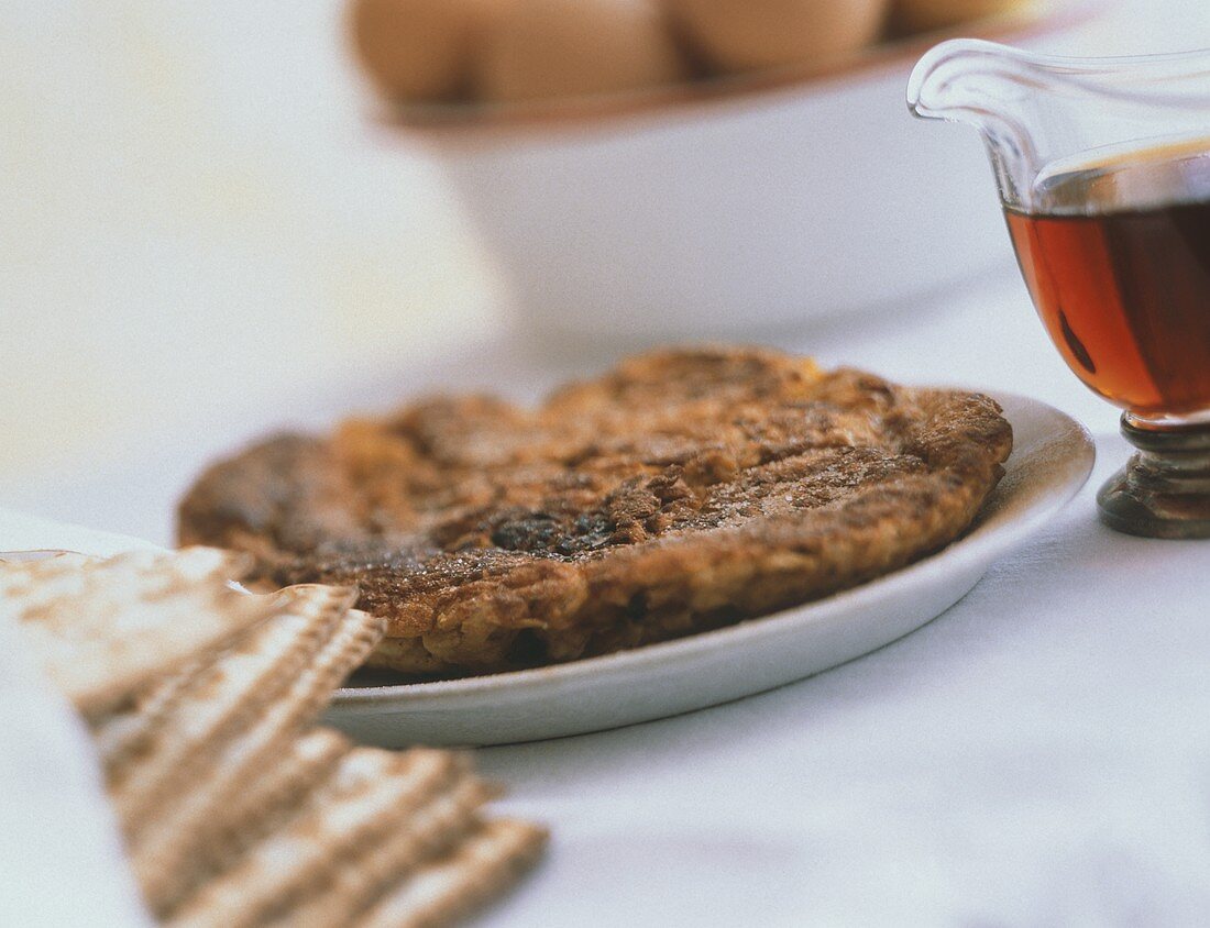 Rührei mit Matzenbrot und Ahornsirup