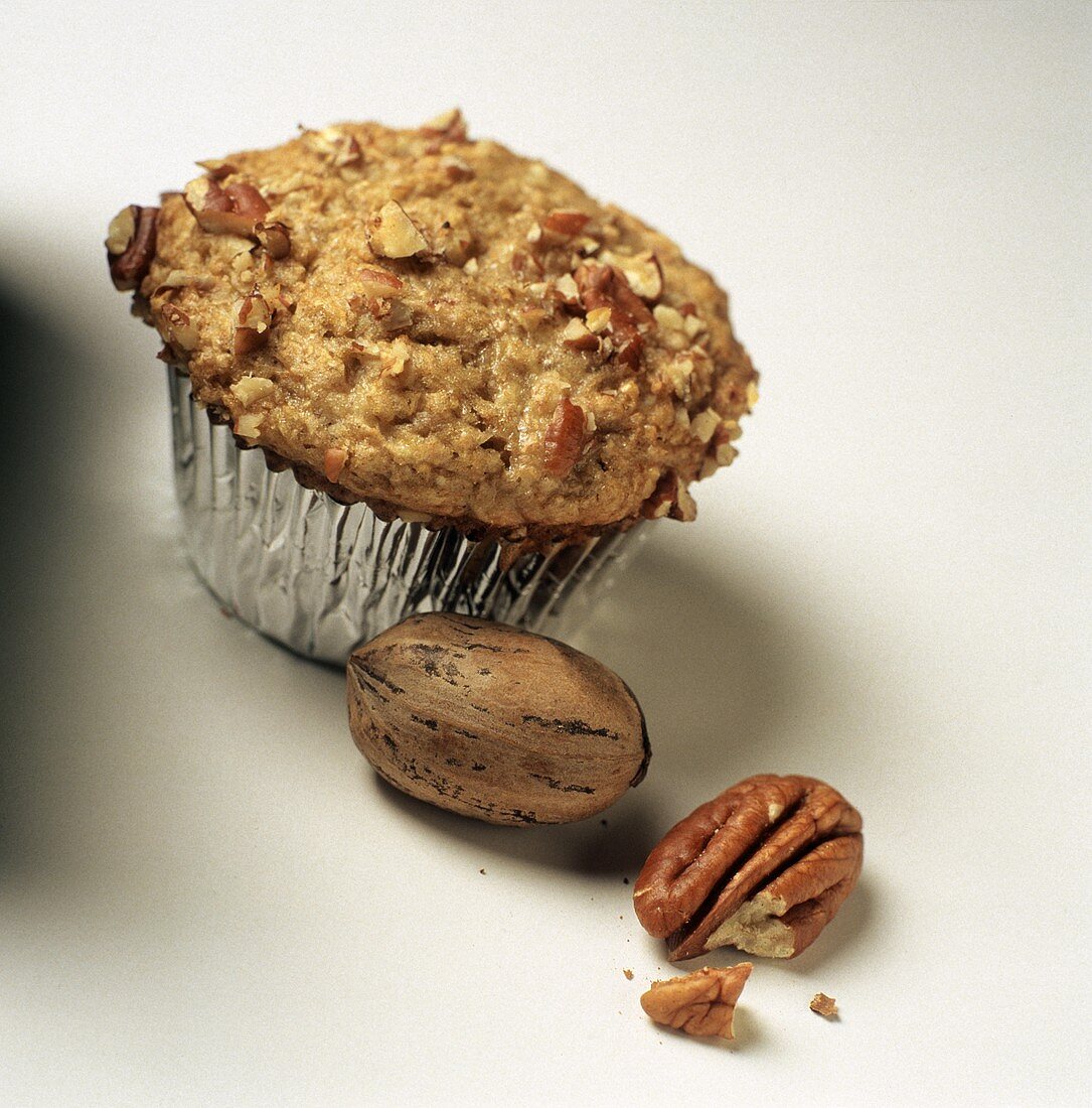 Muffin mit Pecannüssen in einem Aluförmchen