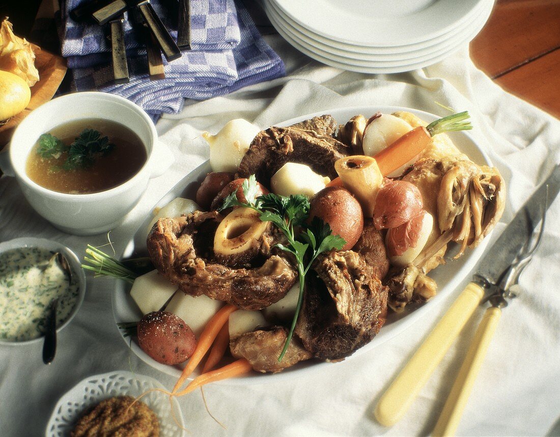 Pot au feu mit Rindfleisch, Markknochen und Gemüse auf Platte