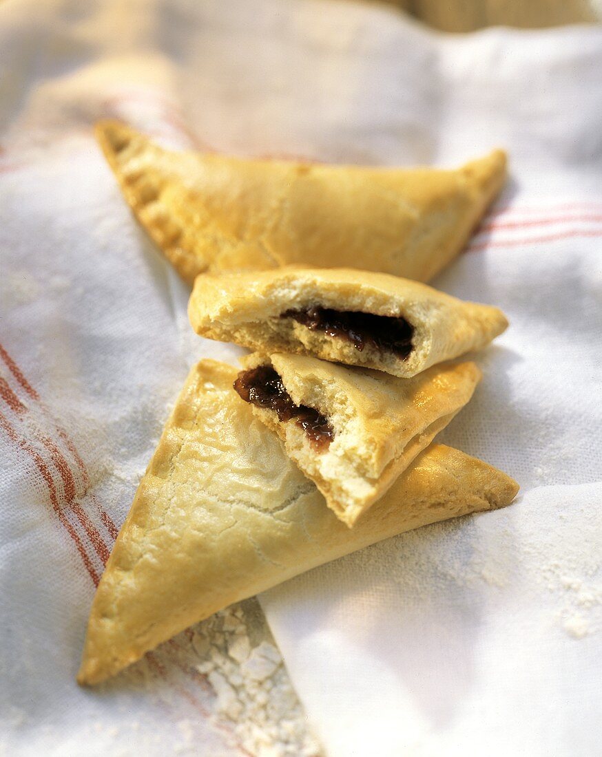 Hamantaschen (jüdische Teigtaschen mit Zwetschgenfüllung)