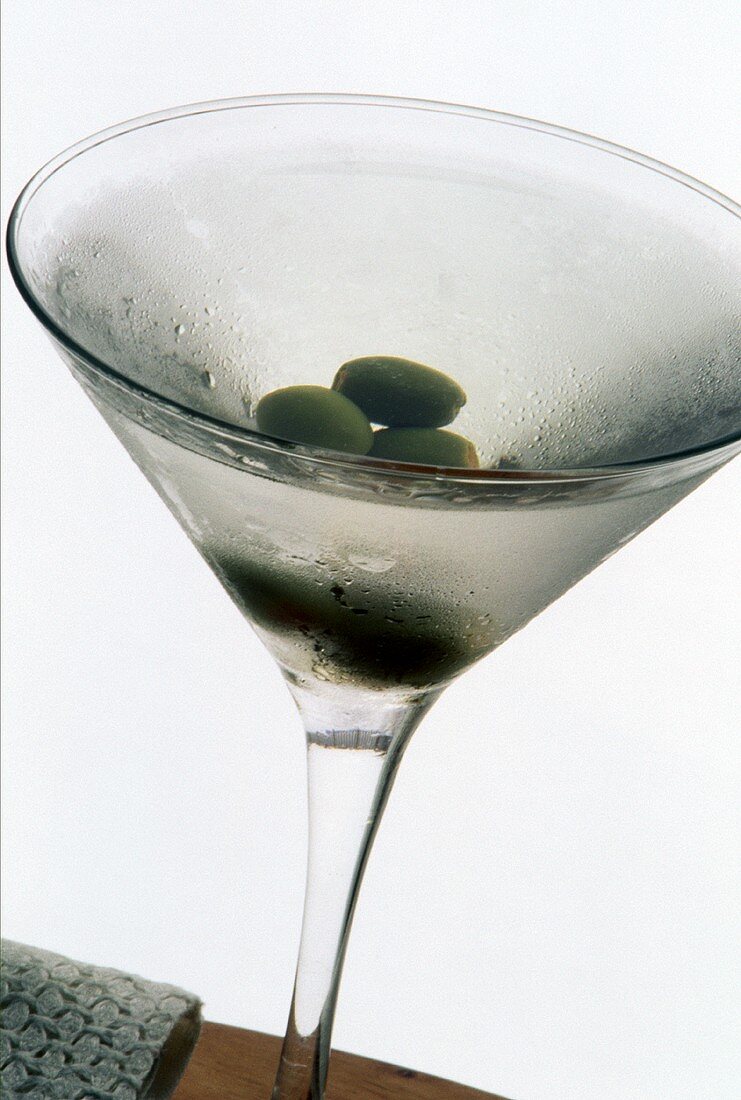 Kalter Martini mit Oliven im Martiniglas