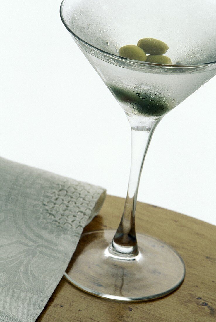 Wodka Martini mit drei grünen Oliven im Martiniglas