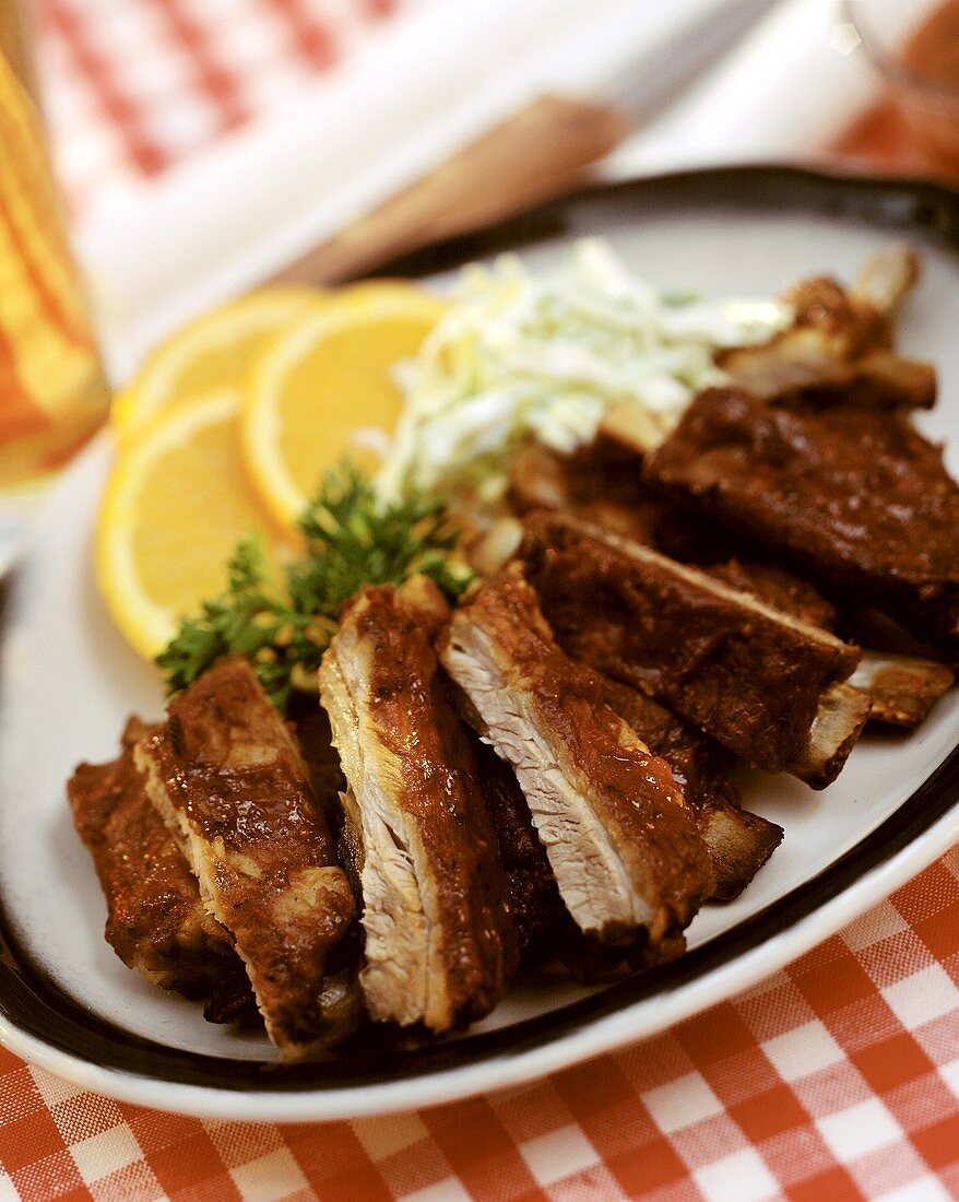 Spareribs auf ovalem Teller