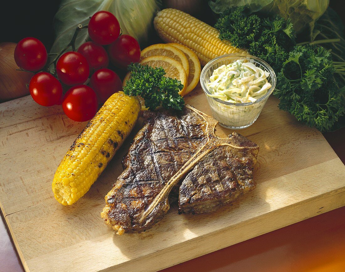 T-Bone Steak mit gegrilltem Maiskolben, Salat und Gemüse