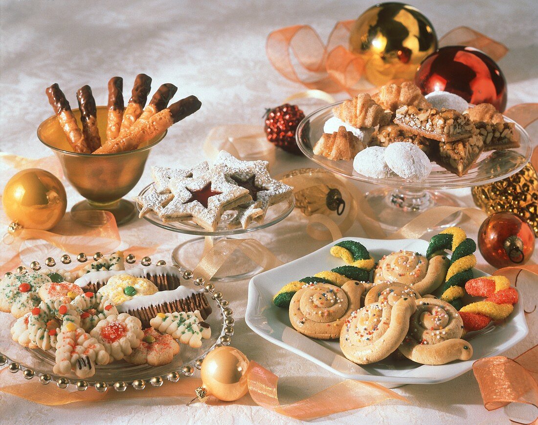 Verschiedene Weihnachtsplätzchen auf Tellern und Schalen