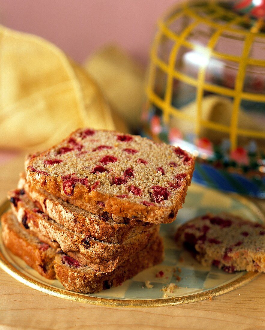 Einige Scheiben Cranberrybrot auf einem Teller