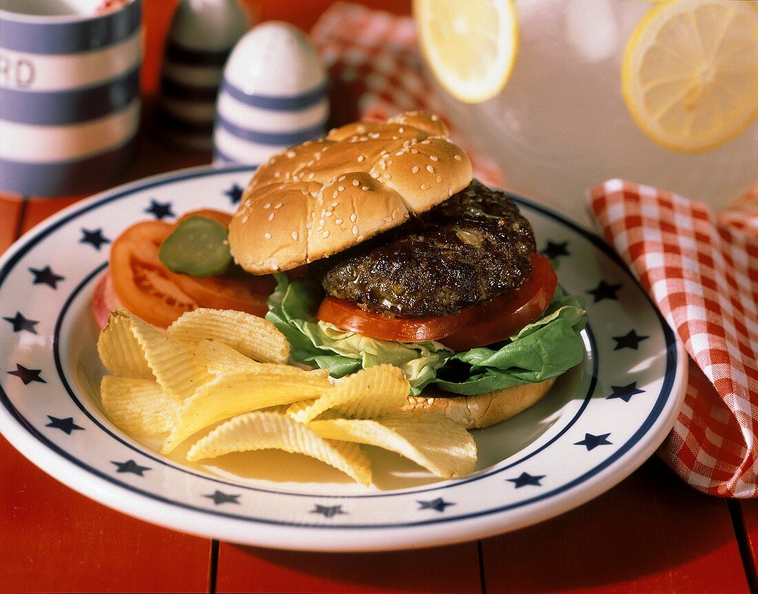 Hamburger mit Kartoffelchips auf Teller mit Sternchendeko