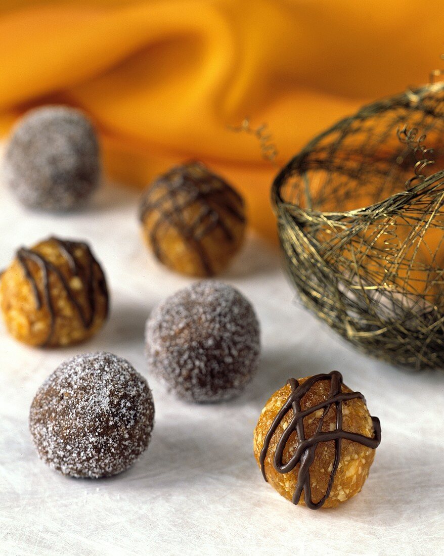 Verschiedene Doughnutkugeln mit Schokolade und Zucker