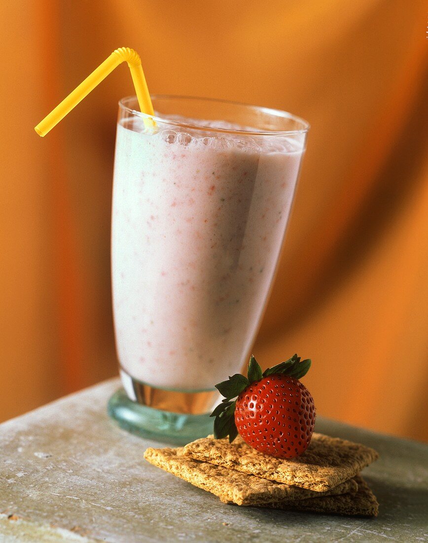 Erdbeermilchshake und Cracker mit frischer Erdbeere