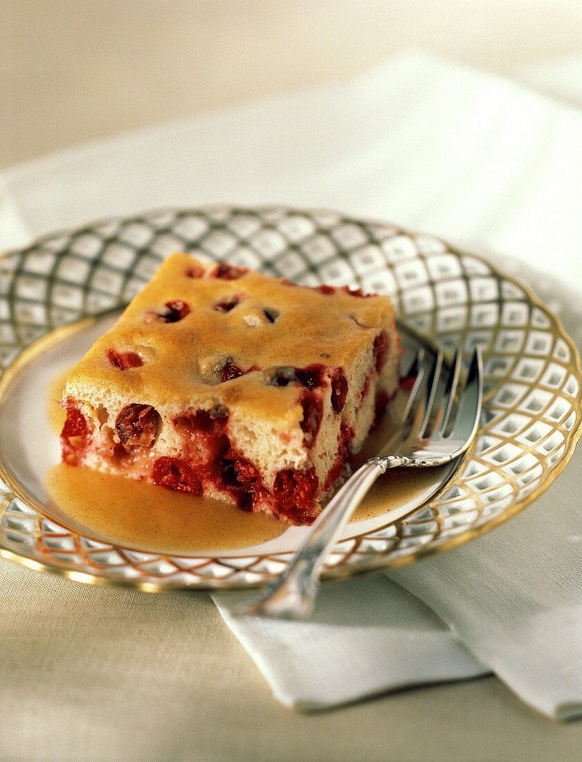 Ein Stück Cranberrykuchen in Sauce auf Dessertteller