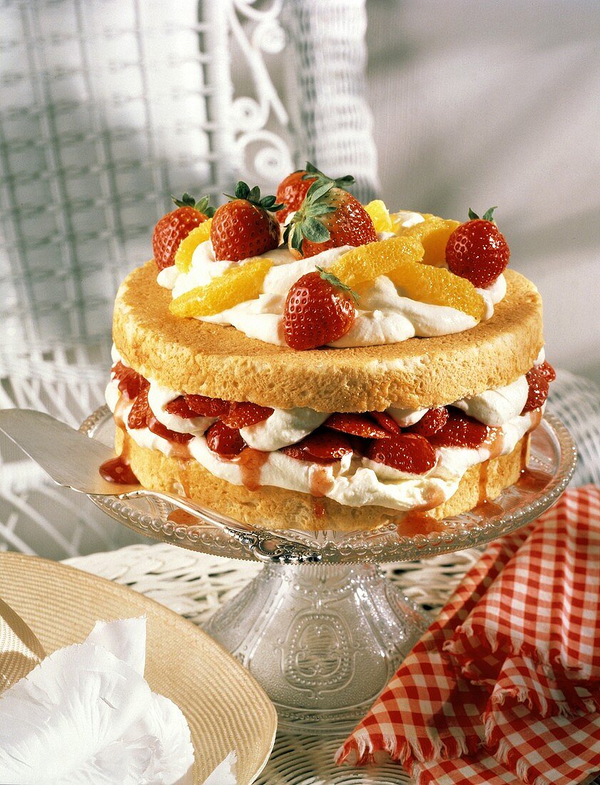Erdbeer-Schicht-Kuchen gefüllt mit Sahne & frischen Erdbeeren