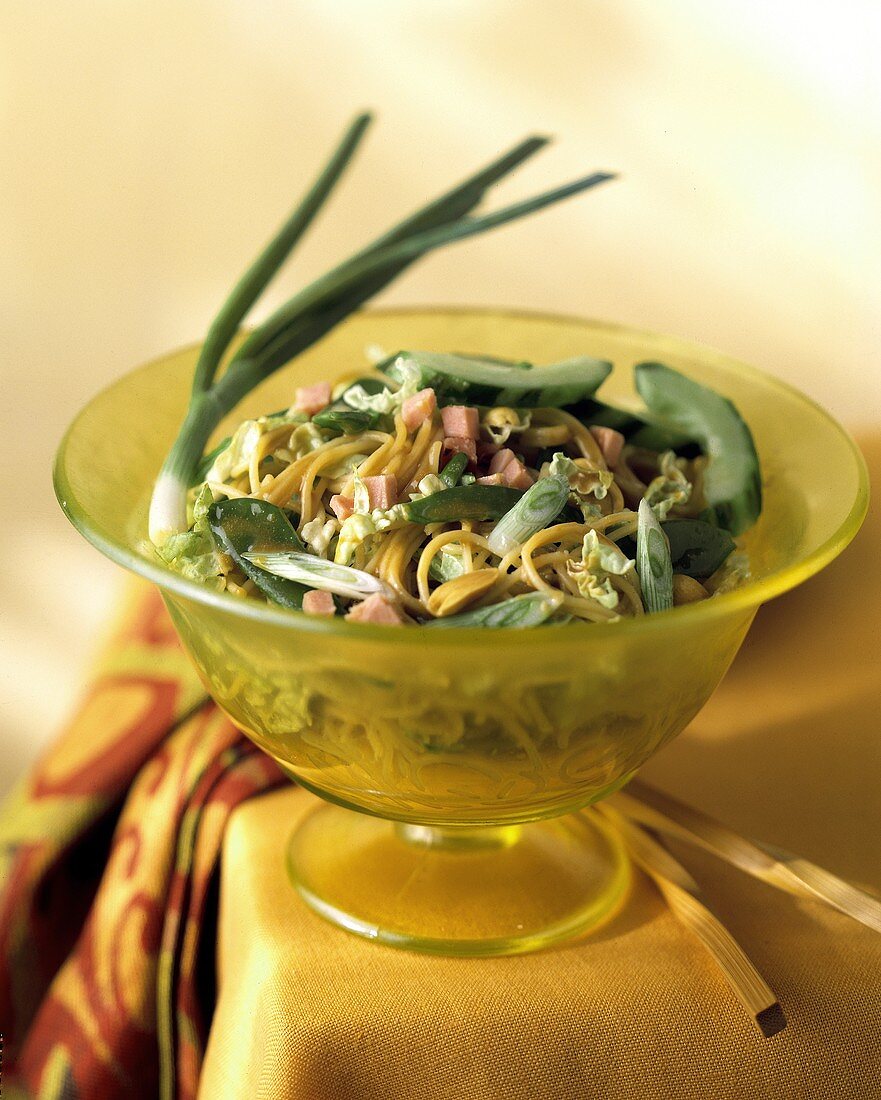 Asiatische Spaghetti mit Gemüse und Schinken in Glasschale