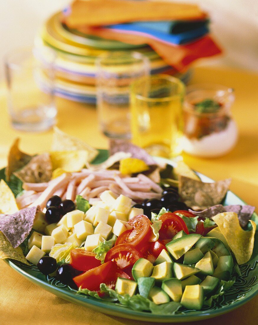 Gemischte Salatplatte mit Käse, Schinken und Tortillachips