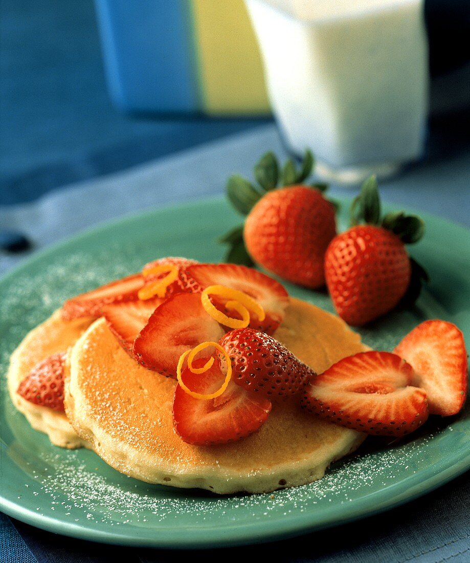 Pancakes mit frischen Erdbeeren und Orangenzeste