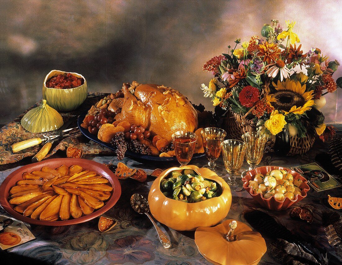 Thanksgiving-Buffet mit Süsskartoffeln, Truthahn & Rosenkohl