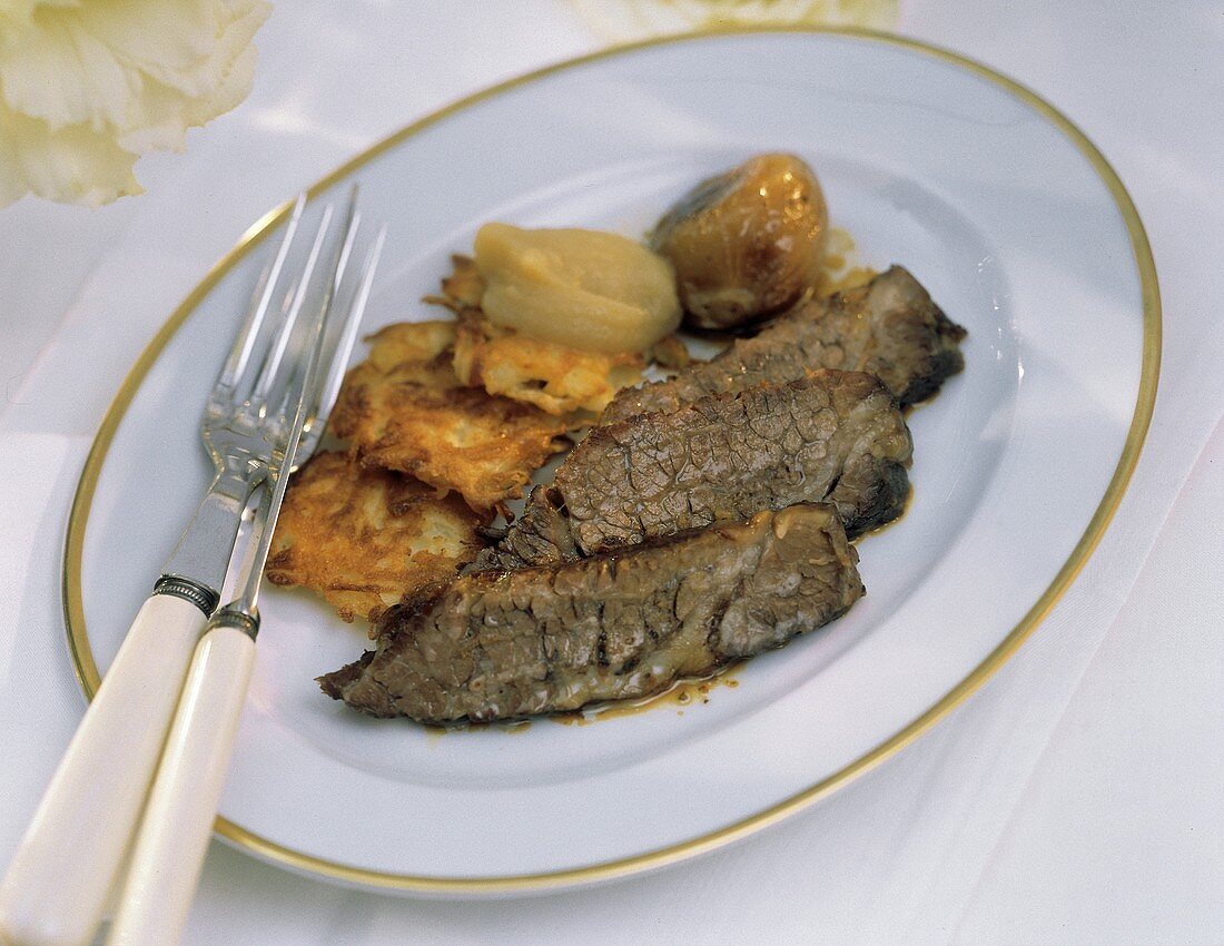 Drei Scheiben Rinderbraten mit Kartoffelpuffern & Apfelmus