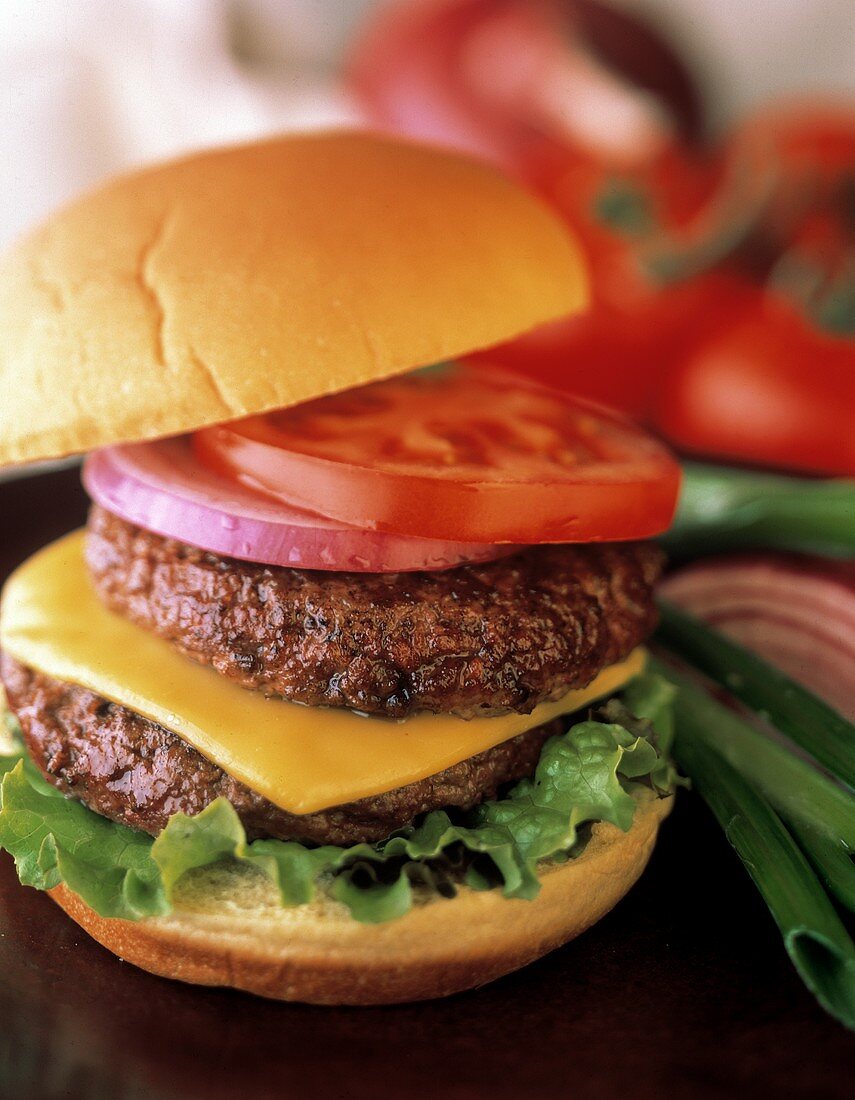 Double Cheeseburger mit Tomaten