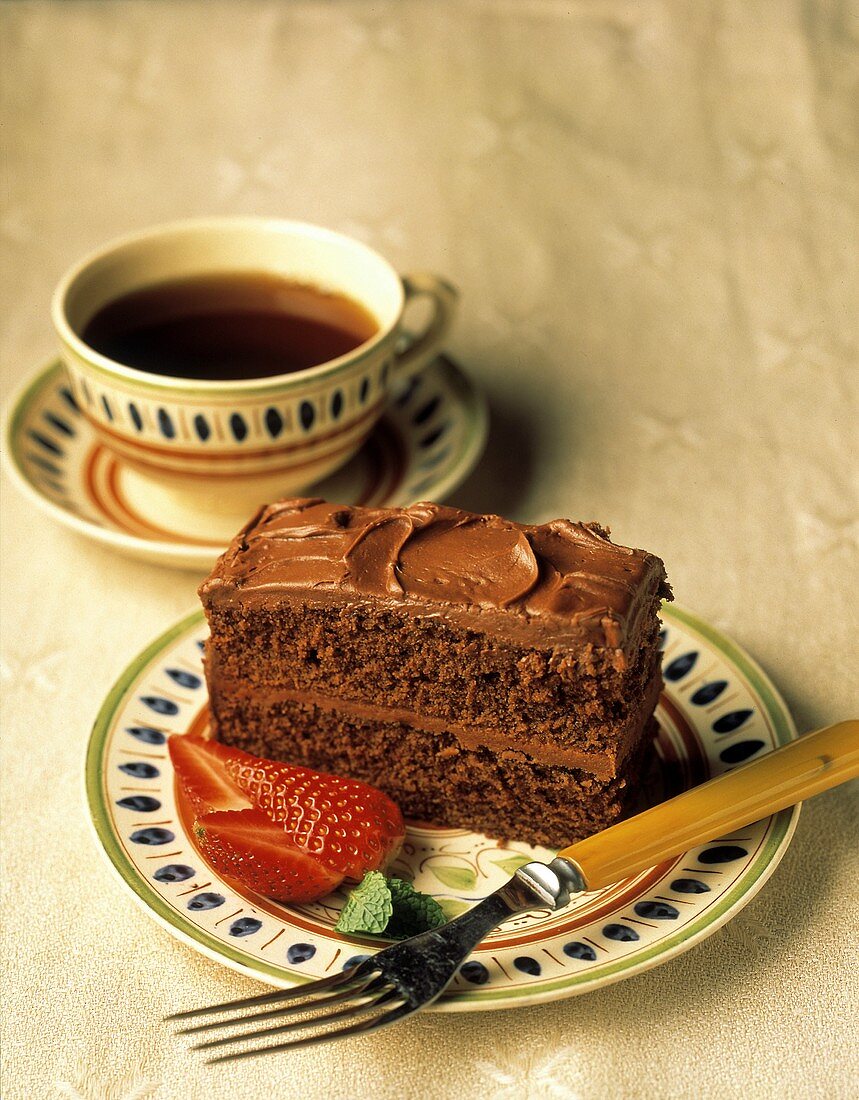 Ein Stück Schokoladenkuchen auf Teller mit Erdbeere