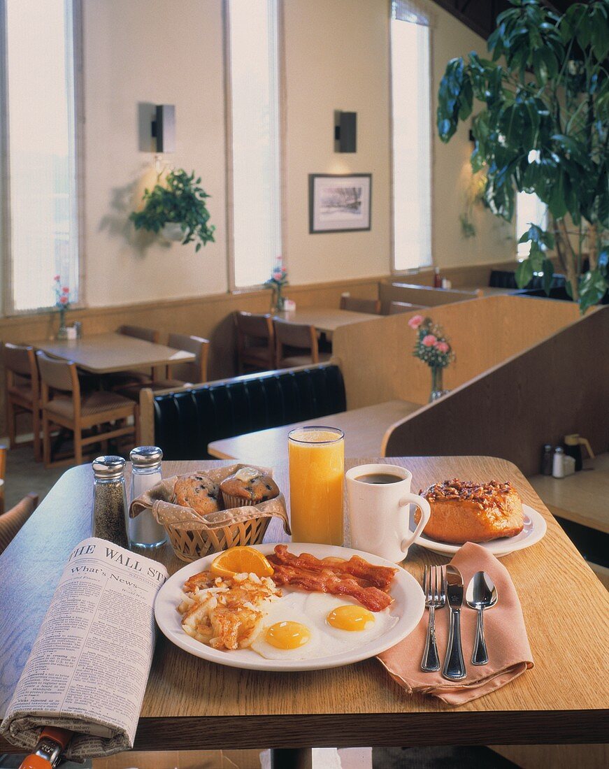 Herzhaftes Frühstück in einem Restaurant (mit Spiegelei etc.)