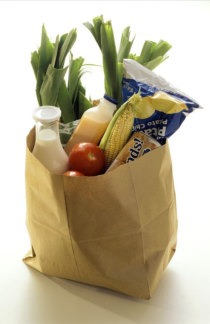 Gemüse und Lebensmittel in brauner Einkaufstüte