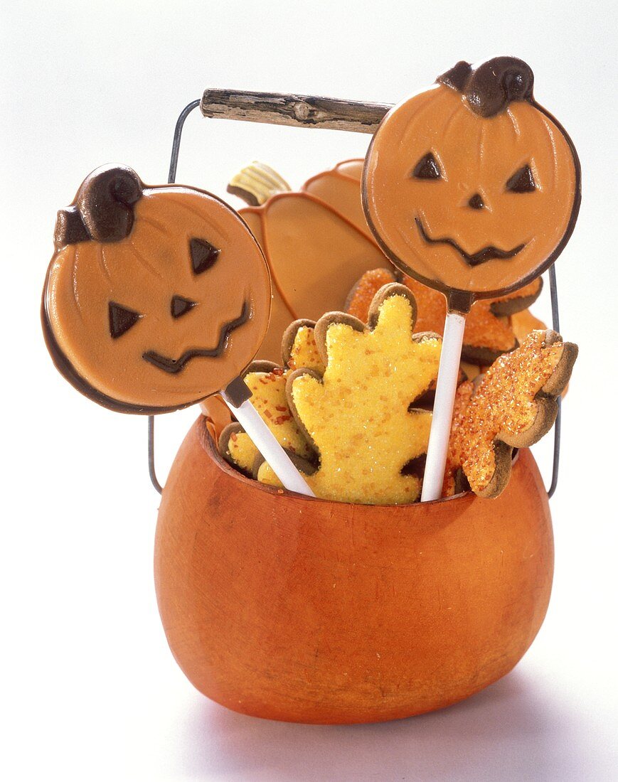 Kürbiskörbchen gefüllt mit Halloween-Plätzchen und Lollis