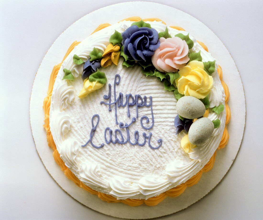 Festliche Ostertorte mit Aufschrift Happy Easter