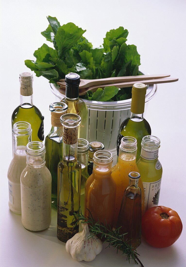Öl, Essig und Salatdressings; Salat in Salatschleuder