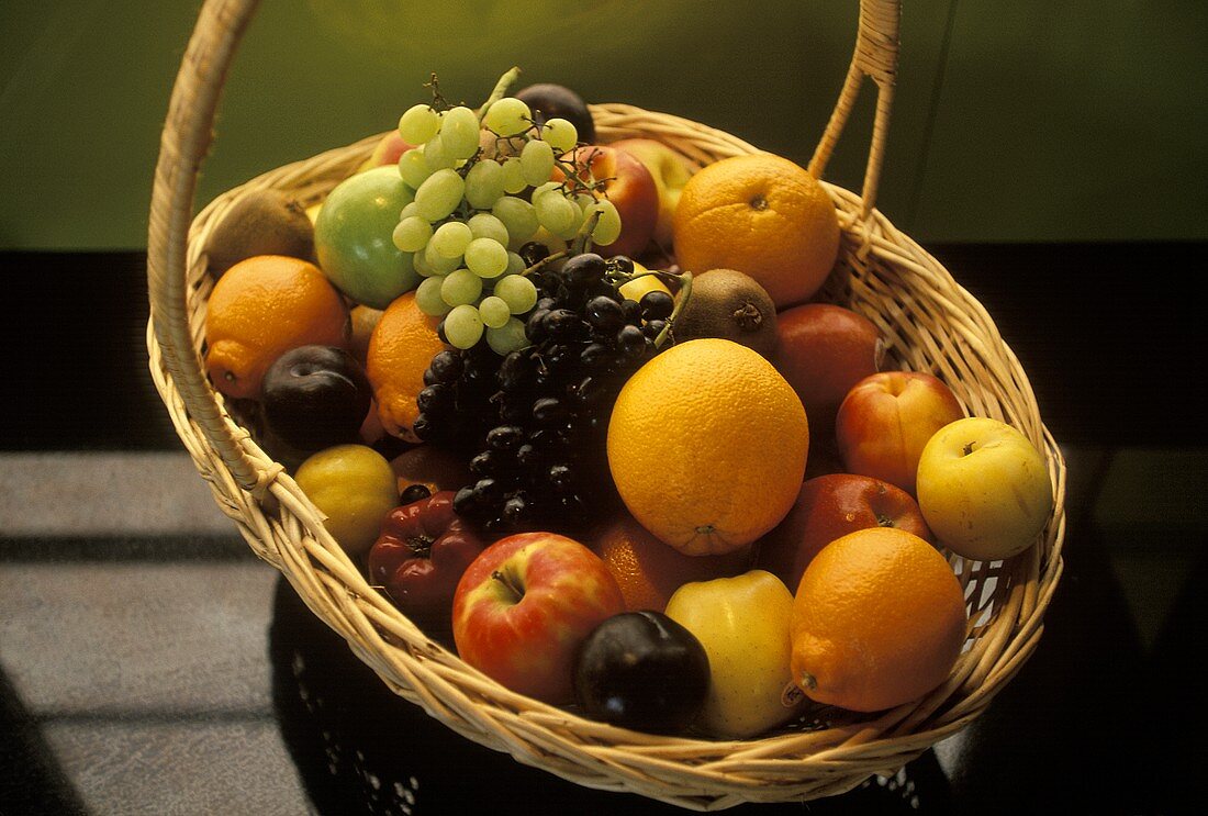 Verschiedene Früchte in dekorativem Weidenkorb