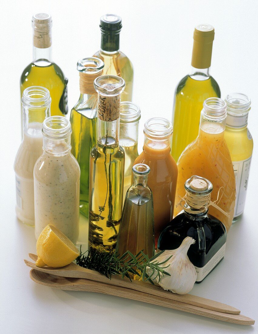 Salatdressings, Öl und Essig in Flaschen; Salatbesteck