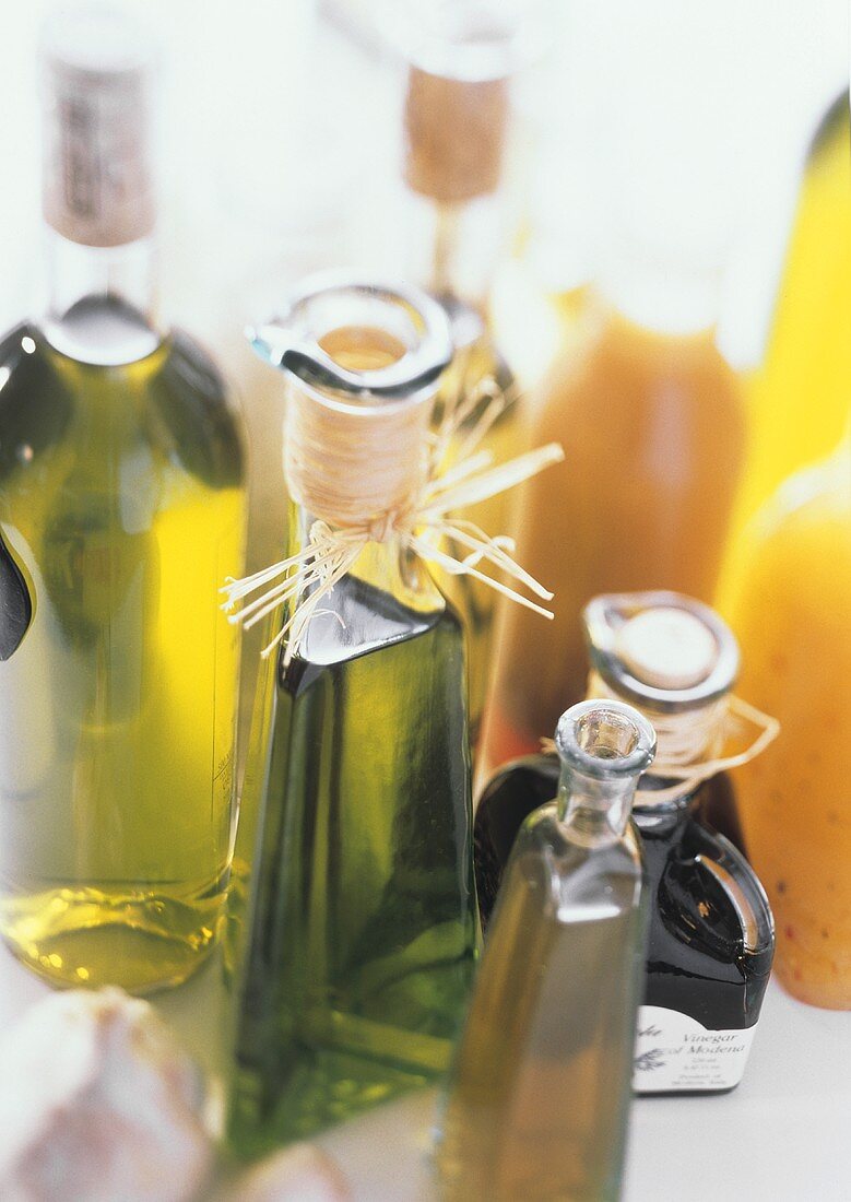 Stillleben mit verschiedenen Olivenölen und Balsamico-Essig