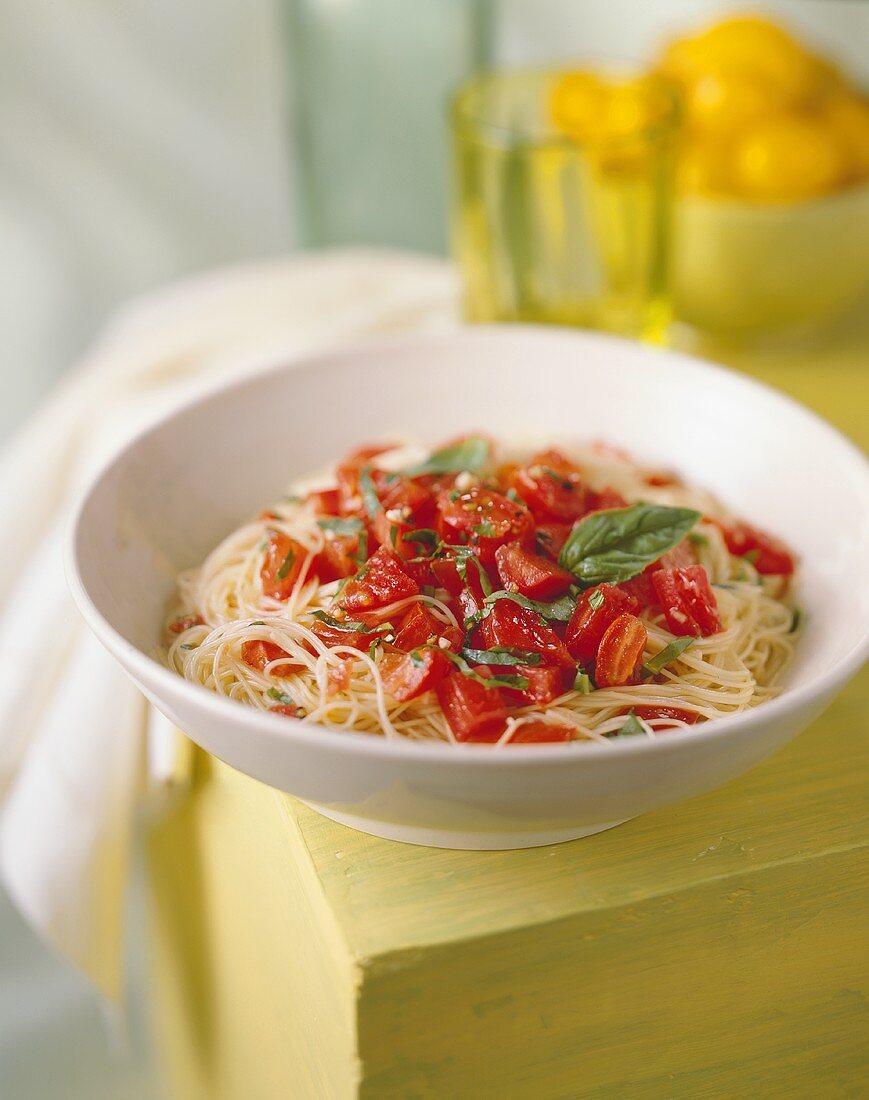 Spaghettini al pomodoro crudo (Thin spaghetti with tomatoes)