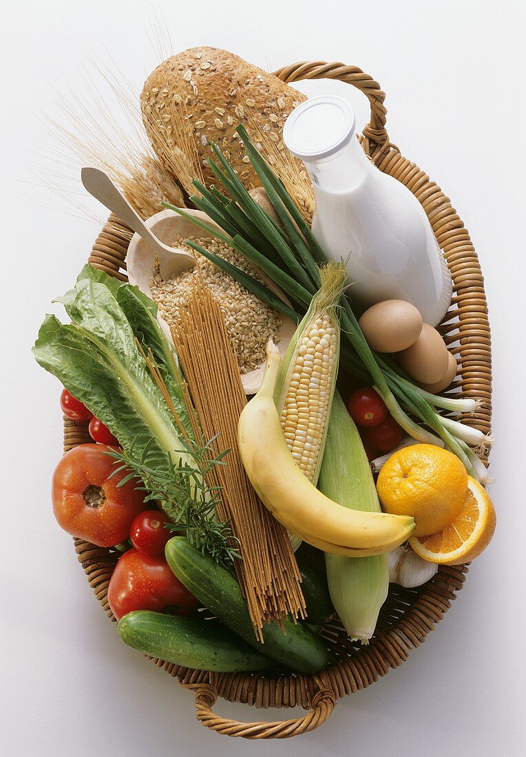 Gesunde Lebensmittel (Gemüse,Obst,Milch,Brot etc.) im Korb