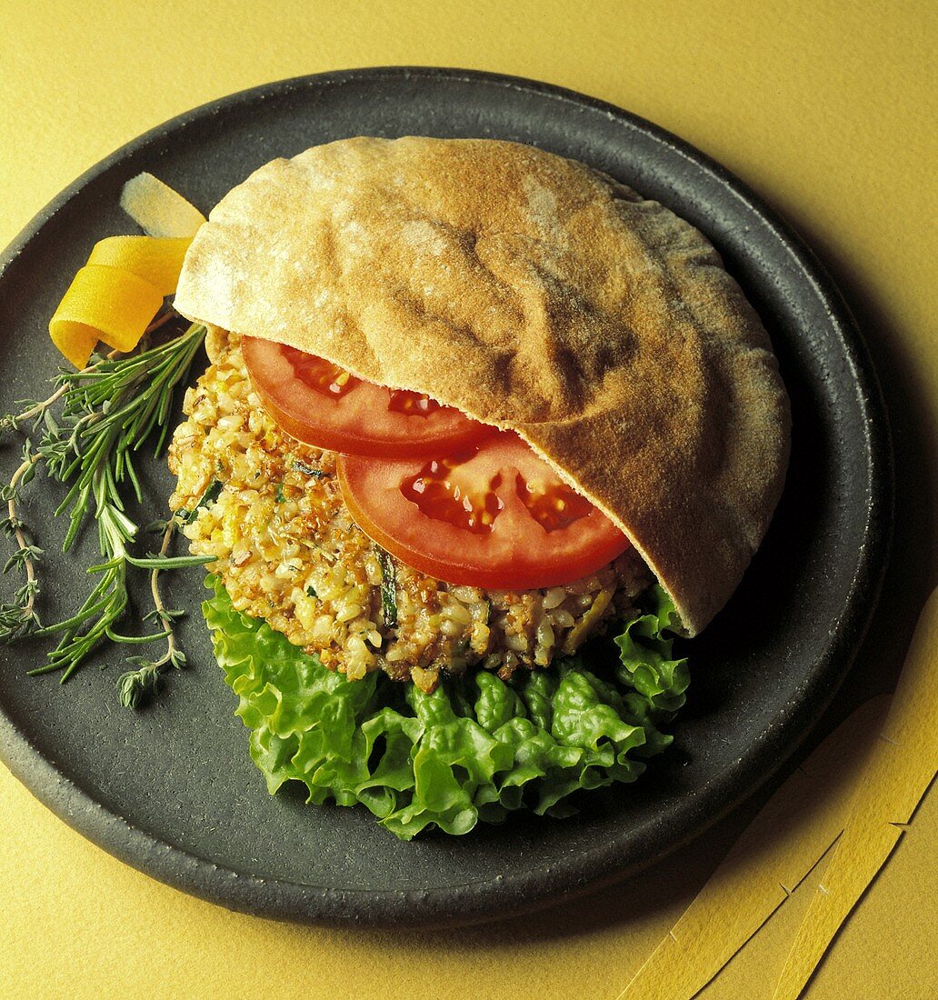 Reisburger mit Tomatenscheiben und Salatblatt