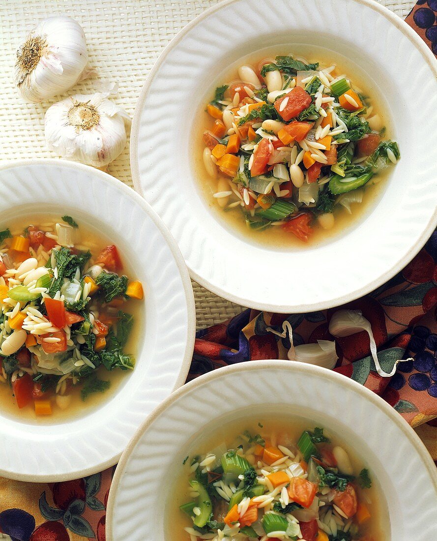 Gemüseeintopf mit weissen Bohnen und Reisnudeln in Tellern