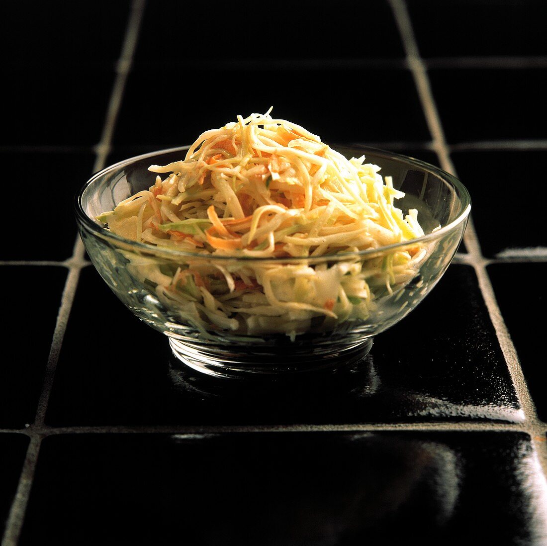 Weisskohlsalat (Coleslaw) in einer Glasschale