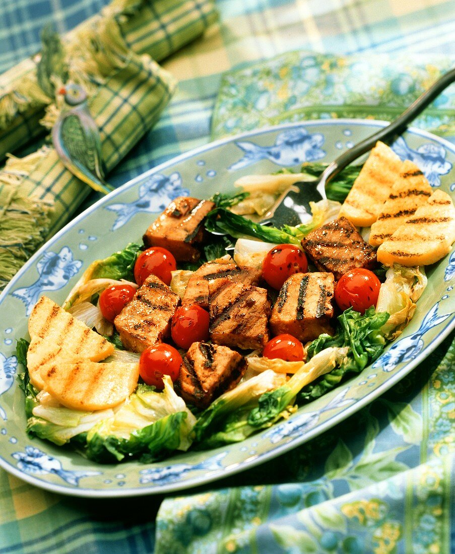 Gegrillte Schwertfischwürfel auf Salat mit Polentascheiben
