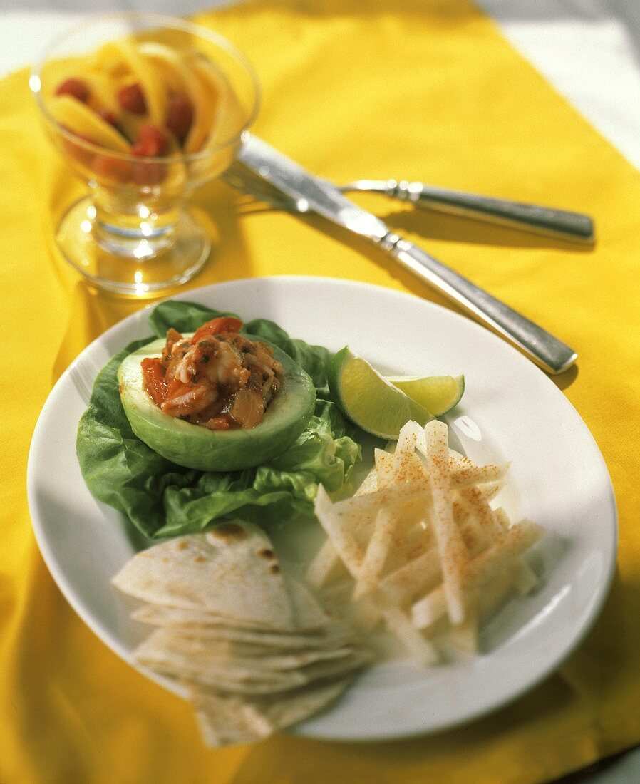 Gefüllte Avocado mit Shrimpssalat und Tortillachips