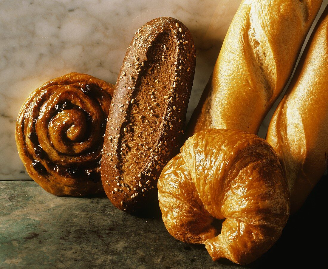 Hefeschnecke, Kornbrötchen, Croissant und Baguettes