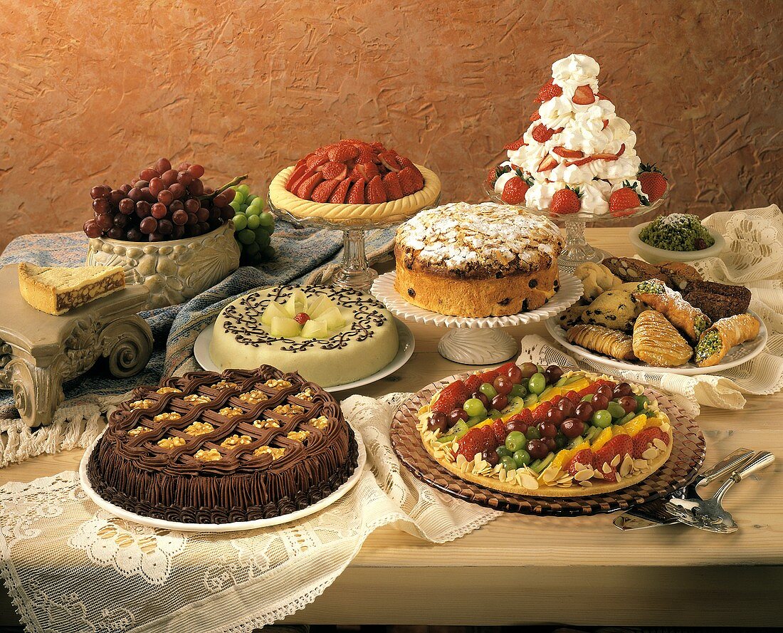 Verschiedene italienische Kuchen, Desserts und Gebäck; Obst