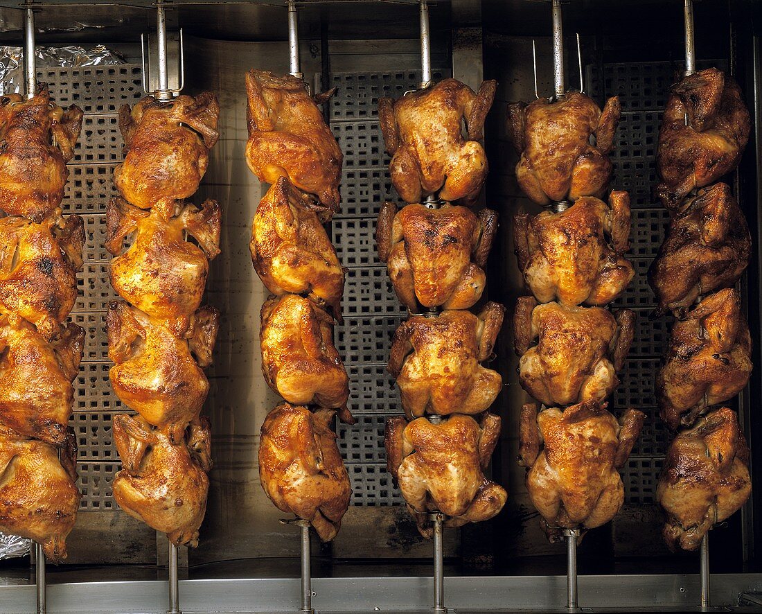 Grillhähnchen auf Spiessen am Grillhähnchenstand