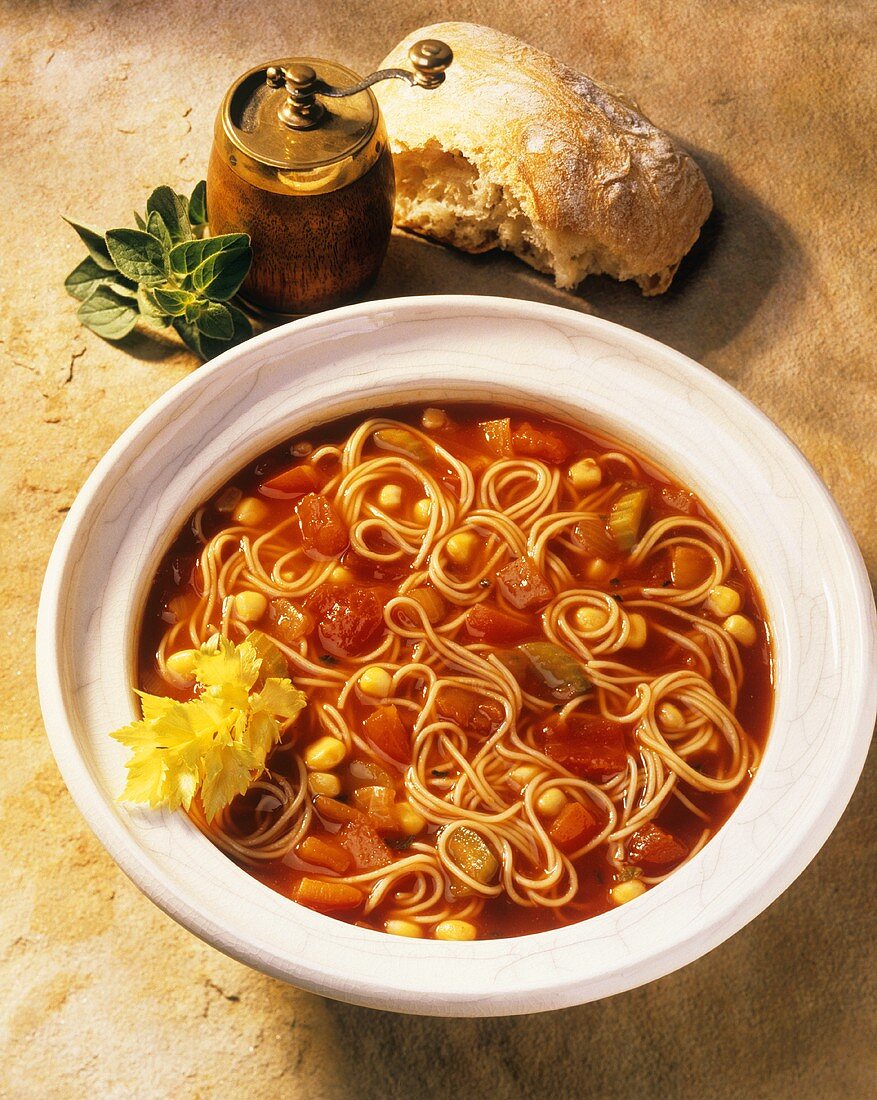 Gemüsesuppe mit Spaghetti, Staudensellerie und Tomaten